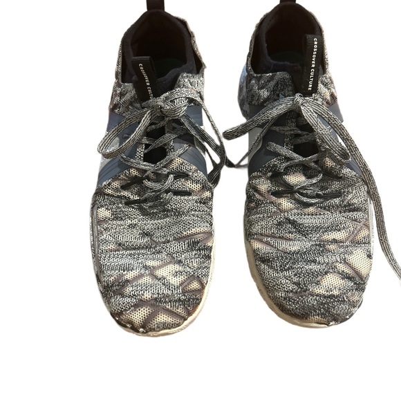 Men's Athletic Shoes in Black and Gray - Picture 2 of 9